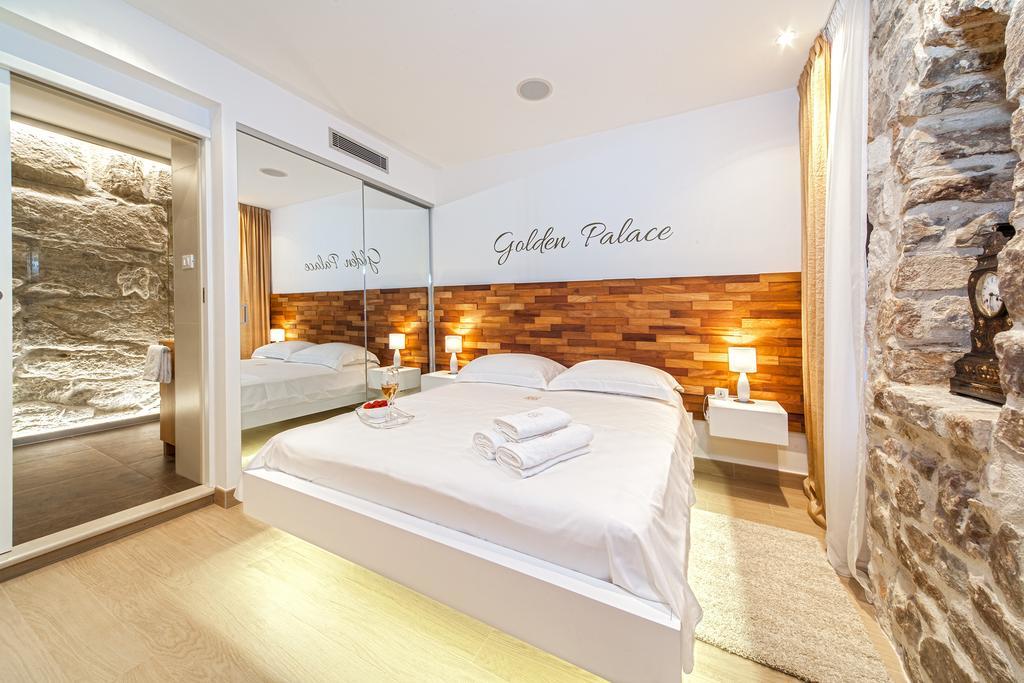 Golden Palace Split Room photo