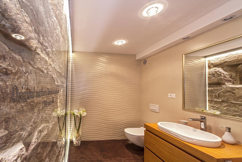 Golden Palace Split Room photo